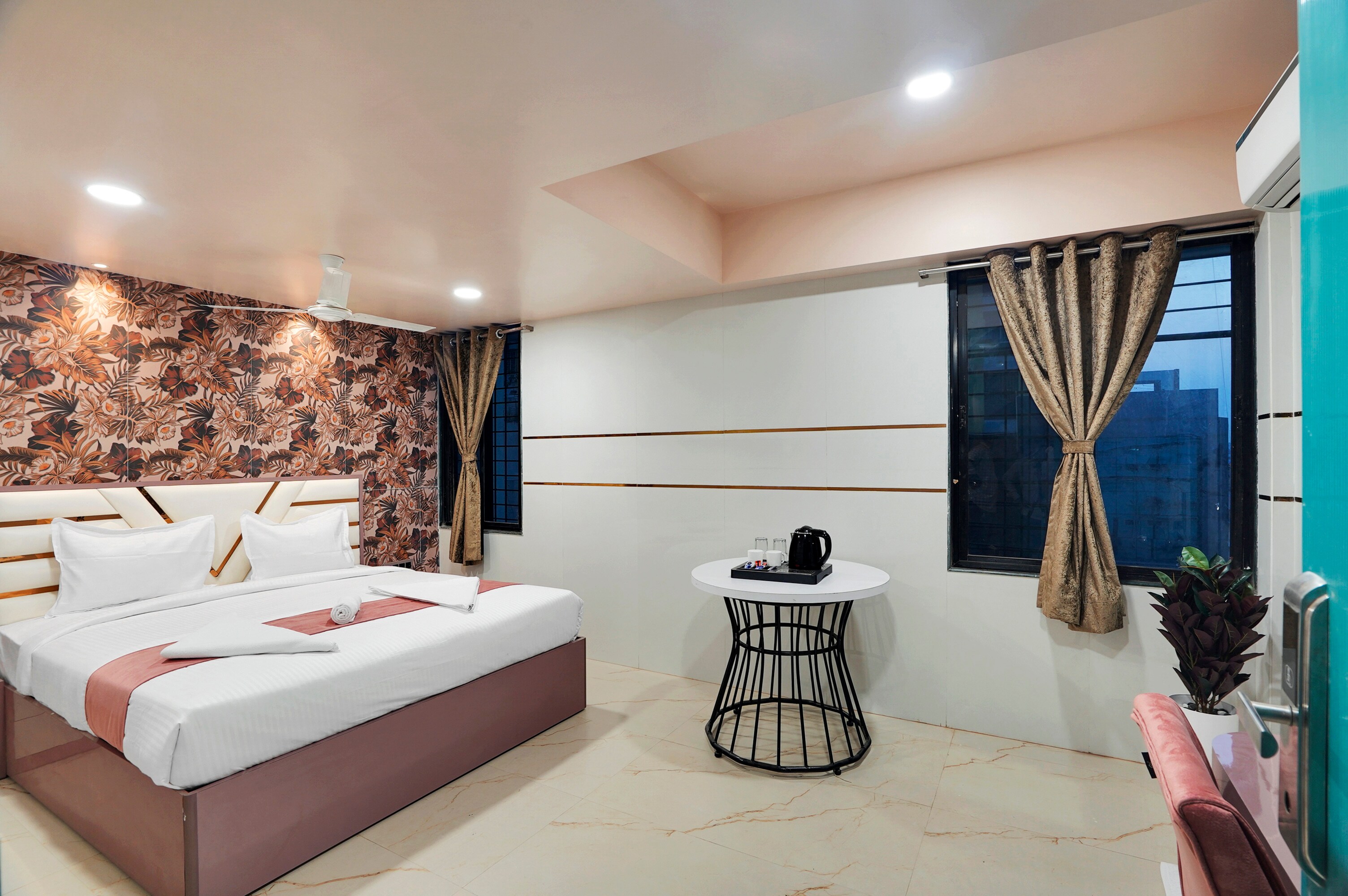 Hotel Regal Heaven - Tap to explore photos