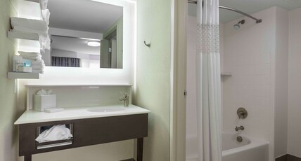 Hampton Inn & Suites Chapel Hill/Durham Room Type - 2 QUEENS SUITE W FRIDGE NS