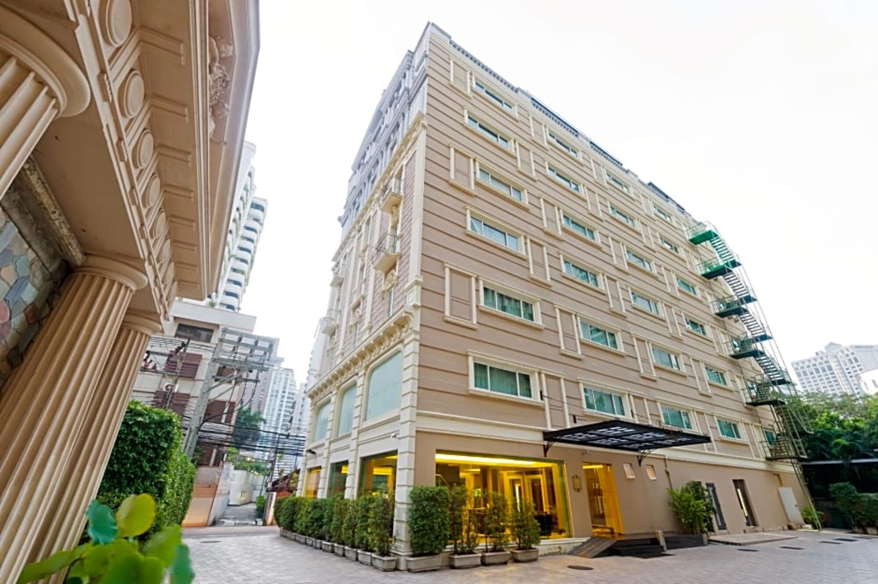 Kingston Suites Bangkok Sukhumvit 15 by Kingston Hotels - Tap to explore photos