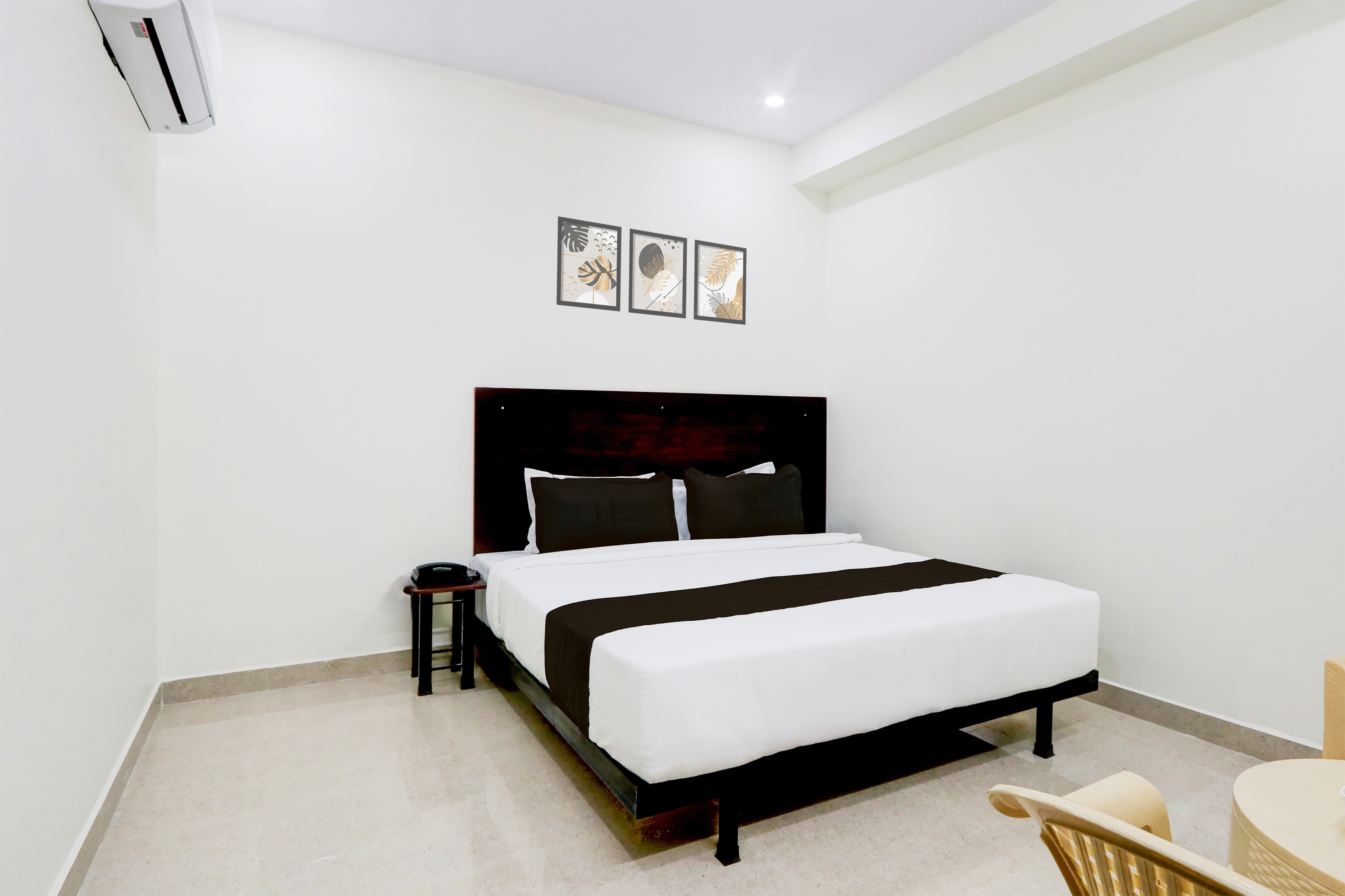 OYO 830081 The Moon Star Hotel - Tap to explore photos