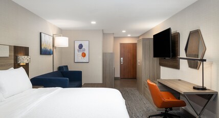 Holiday Inn Express Hotel & Suites Nampa Room Type - 1 King Suite Living Room