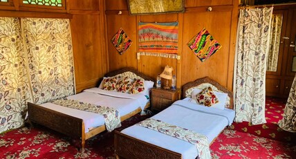 Mughal suit Houseboat Room Type - Deluxe Double Room
