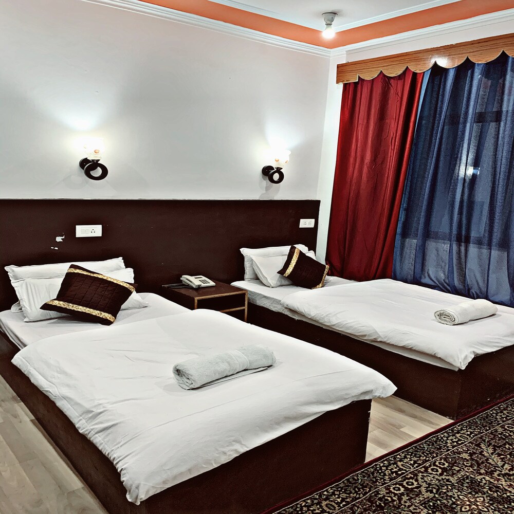 Hotel Brownhills - Tap to explore photos