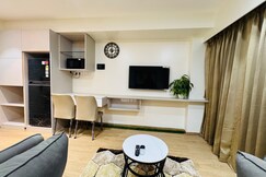 Address of Cozy Tavern Near Airport by superhomes