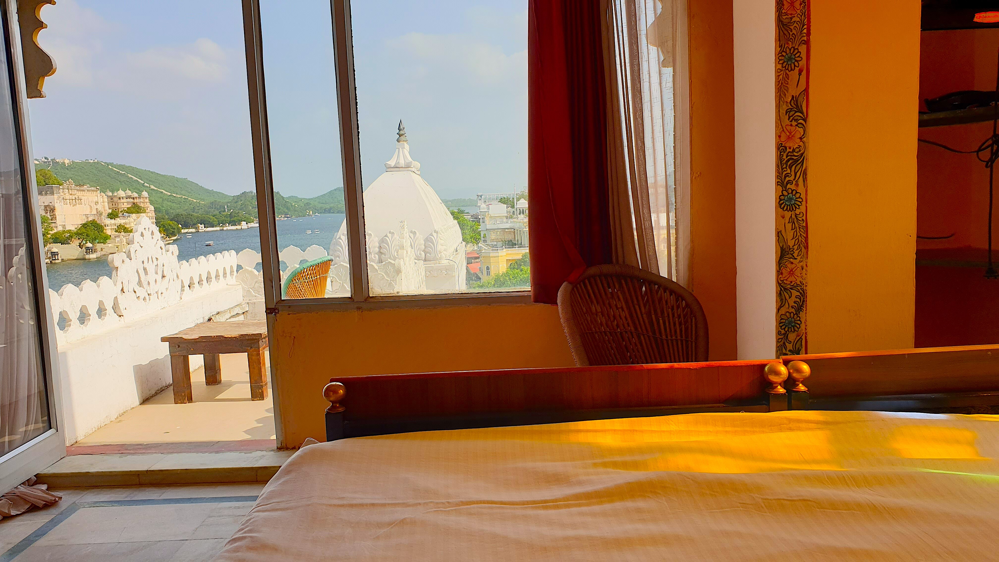 Dream Heaven Haveli - Pichola Lake View Room - Tap to explore photos