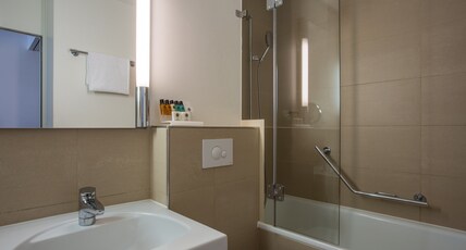 Crowne Plaza Zurich Room Type - 1 Queen Bed Premium