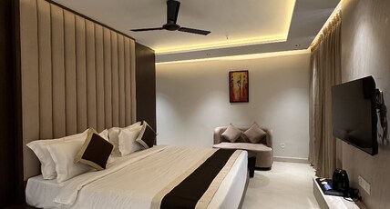 ELORA'S INN Room Type - Deluxe Room