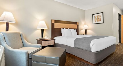 Best Western Sawtooth Inn and Suites Room Type - 1 King Bed, Mobility Accessible, Roll In Shower, Non-Smoking, Full Breakfast