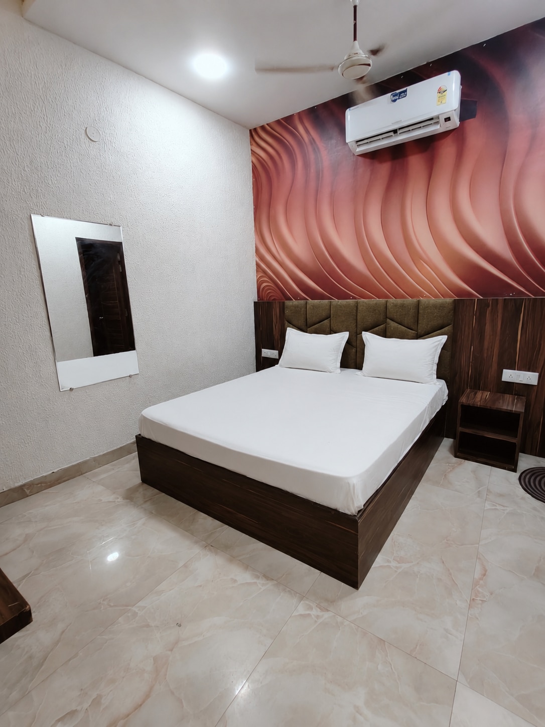 Hotel KR Near Golden Temple - Tap to explore photos