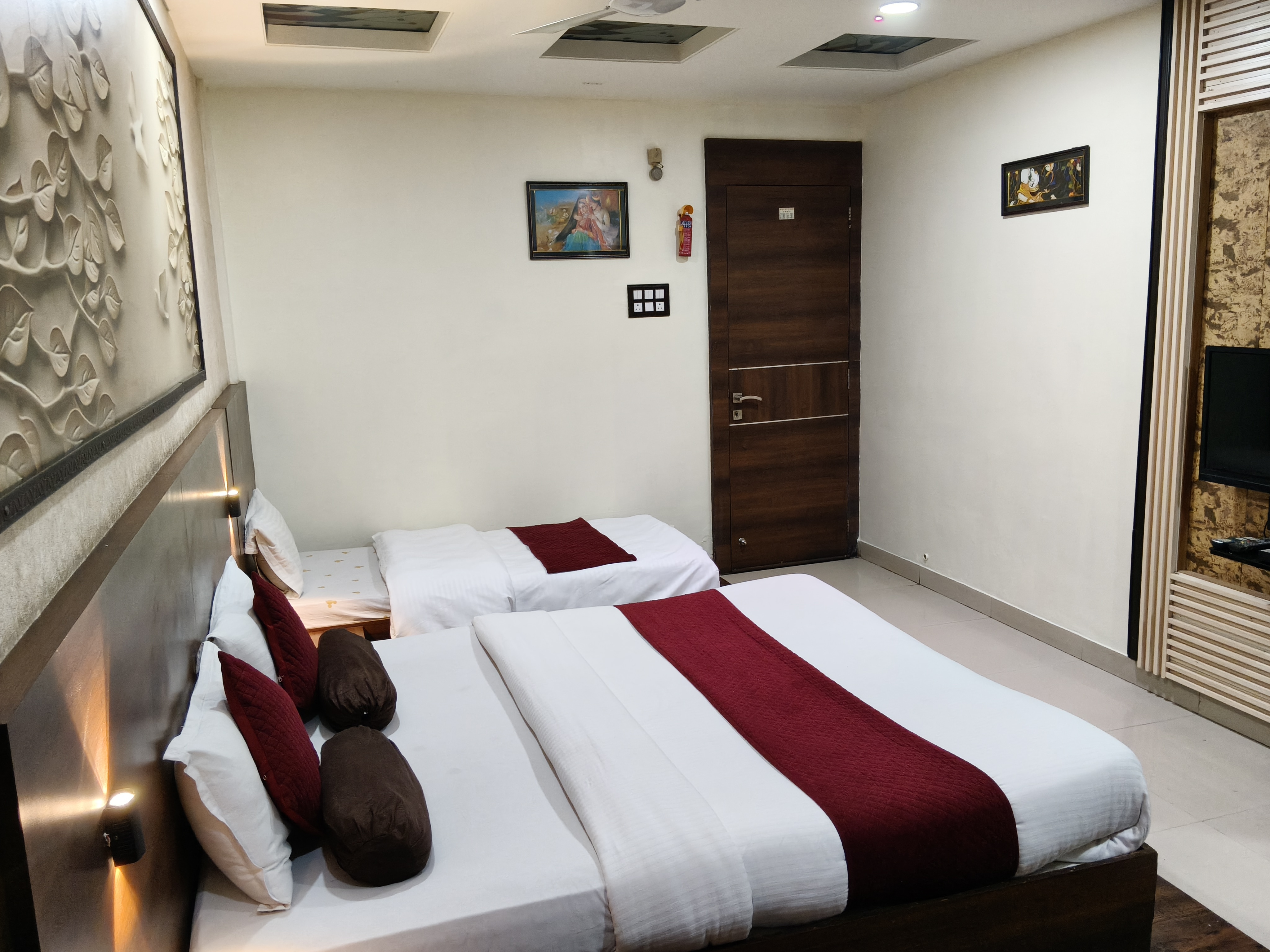 Hotel Babul Inn - Tap to explore photos
