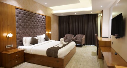 The Emerald Grand Room Type - Deluxe King with Balcony