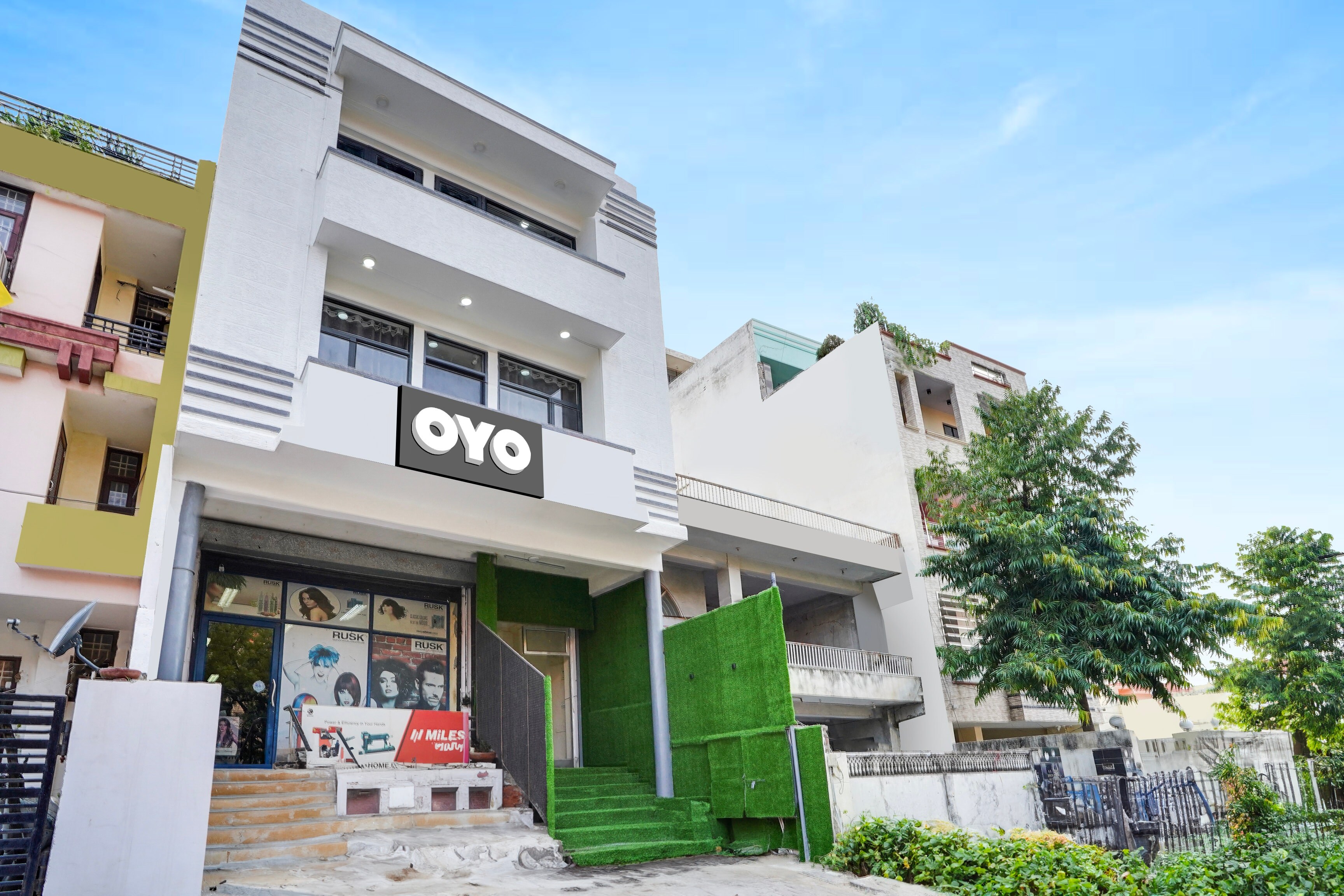 Hotel O Z - Tap to explore photos