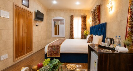 The Aubiz Villa - 2mins Walk to Dal Lake Room Type - Deluxe Room AC - Hot + Cold