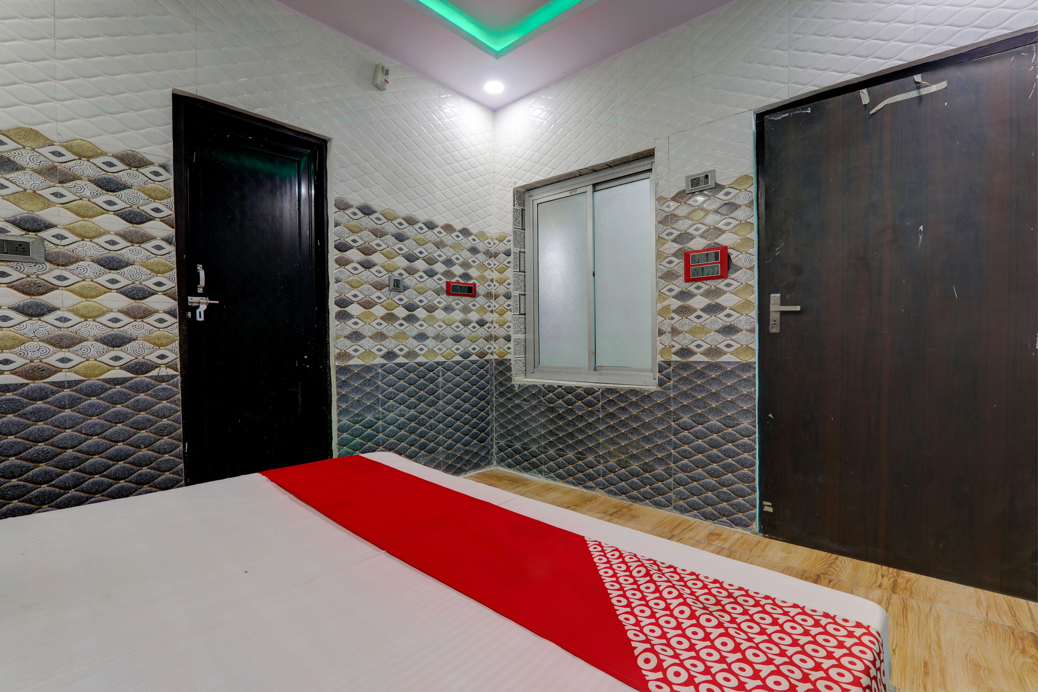 Hotel O by OYO Diamond Palace - Tap to explore photos