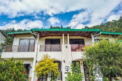 Valewood Cottage 3BR in Shyamkhet by Homeyhuts