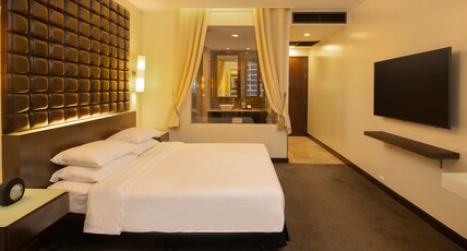 The Davis Bangkok Room Type - Studio King Bed - Corner Wing with Separated Shower and Bathtub