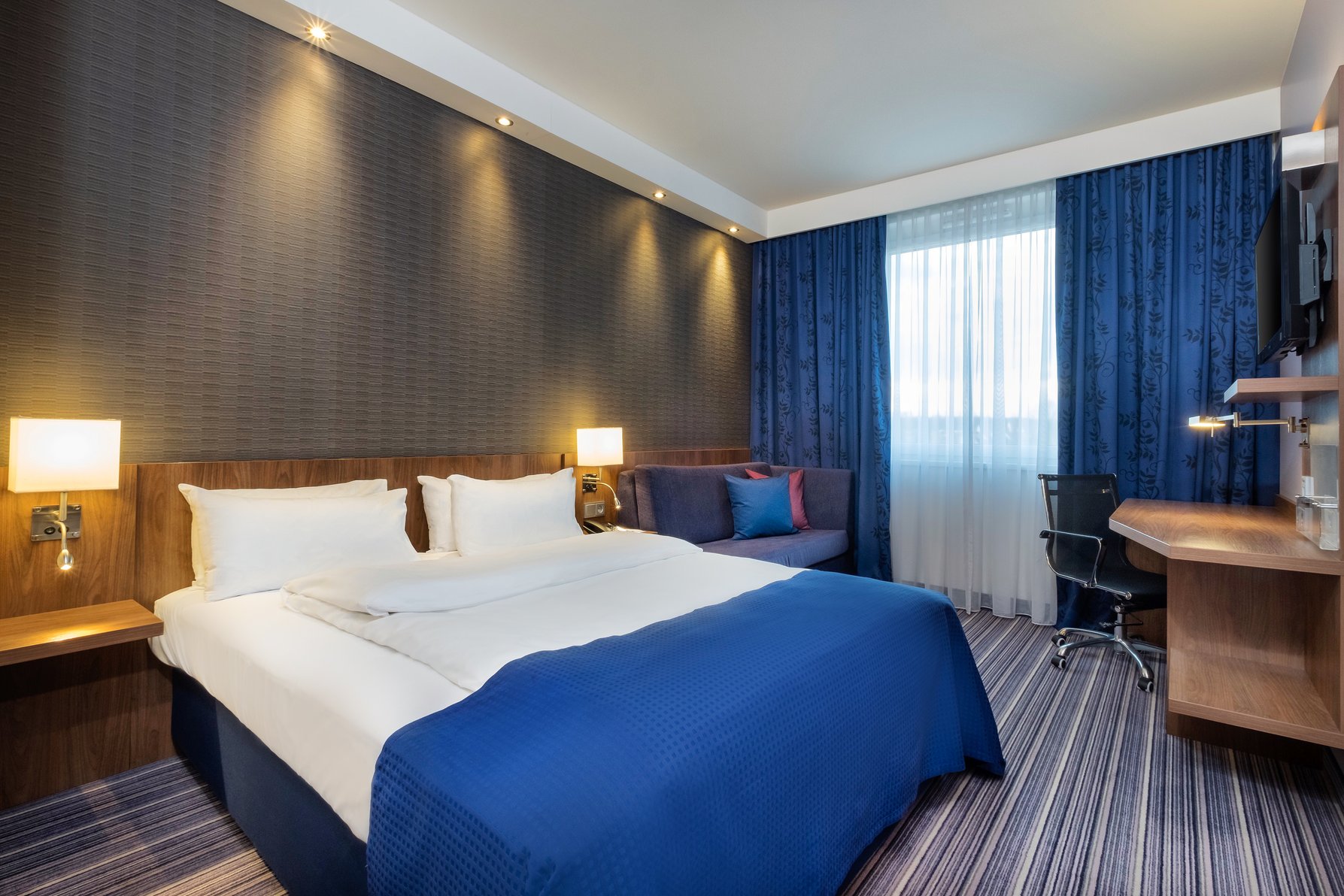 Holiday Inn Express FRIEDRICHSHAFEN - Tap to explore photos
