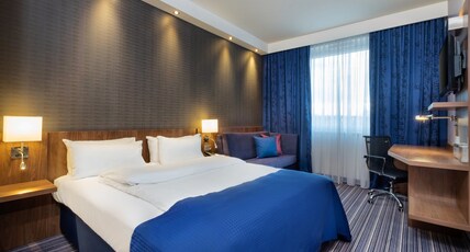 Holiday Inn Express FRIEDRICHSHAFEN Room Type - 1 Queen Bed Standard Single Sofa Bed