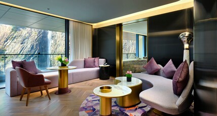 InterContinental Shanghai Wonderland Room Type - 1 King Suite Waterfall View