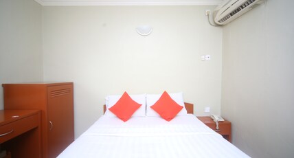Hotel O London Room Type - Deluxe Queen