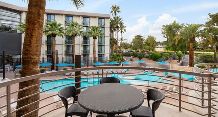 Embassy Suites Phoenix - Biltmore Room Type - 1 KING POOLVIEW TERRACE