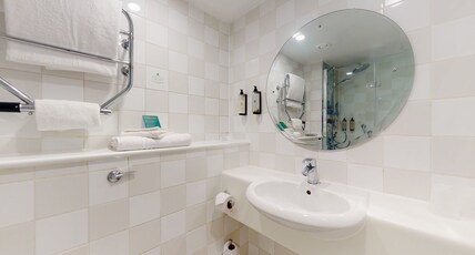 Holiday Inn Cambridge Room Type - 1 King Premium