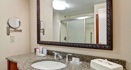 Hampton Inn & Suites by Hilton - Guelph Room Type - 1KING BED DELUXE RM NOSMOK