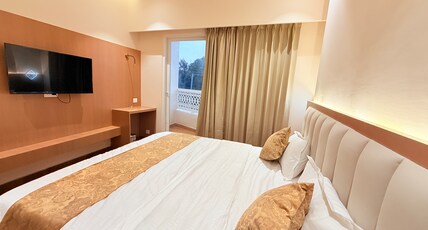 HOTEL WAVE INN Room Type - Deluxe Room with Park View King Bed