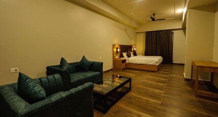 THE AURIC RESORT Room Type - Deluxe King Bed
