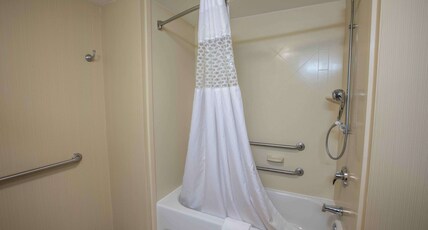 Hampton Inn & Suites by Hilton Tilton Room Type - 2 QNS ACCESSIBLE W TUB NS