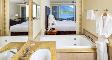 Pullman Reef Hotel Casino Room Type - SUPERIOR ROOM, 1 King Size Bed, City Views with Spa Bath