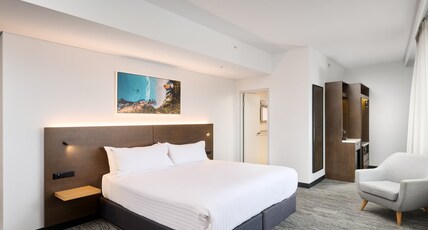 Holiday Inn WEST PERTH Room Type - 1 King Bed Premium City View Park