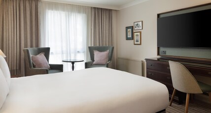 DoubleTree by Hilton Cheltenham Room Type - QUEEN GUEST ROOM