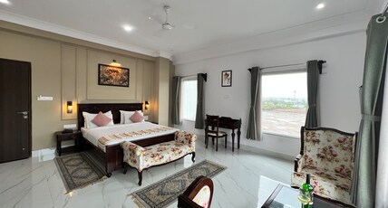 Revaas Lake View Boutique Hotel Room Type - Lake View Room l Free Pick Up (Train Or Bus Station - 8AM-8PM) l Welcome Drink l Food Discount