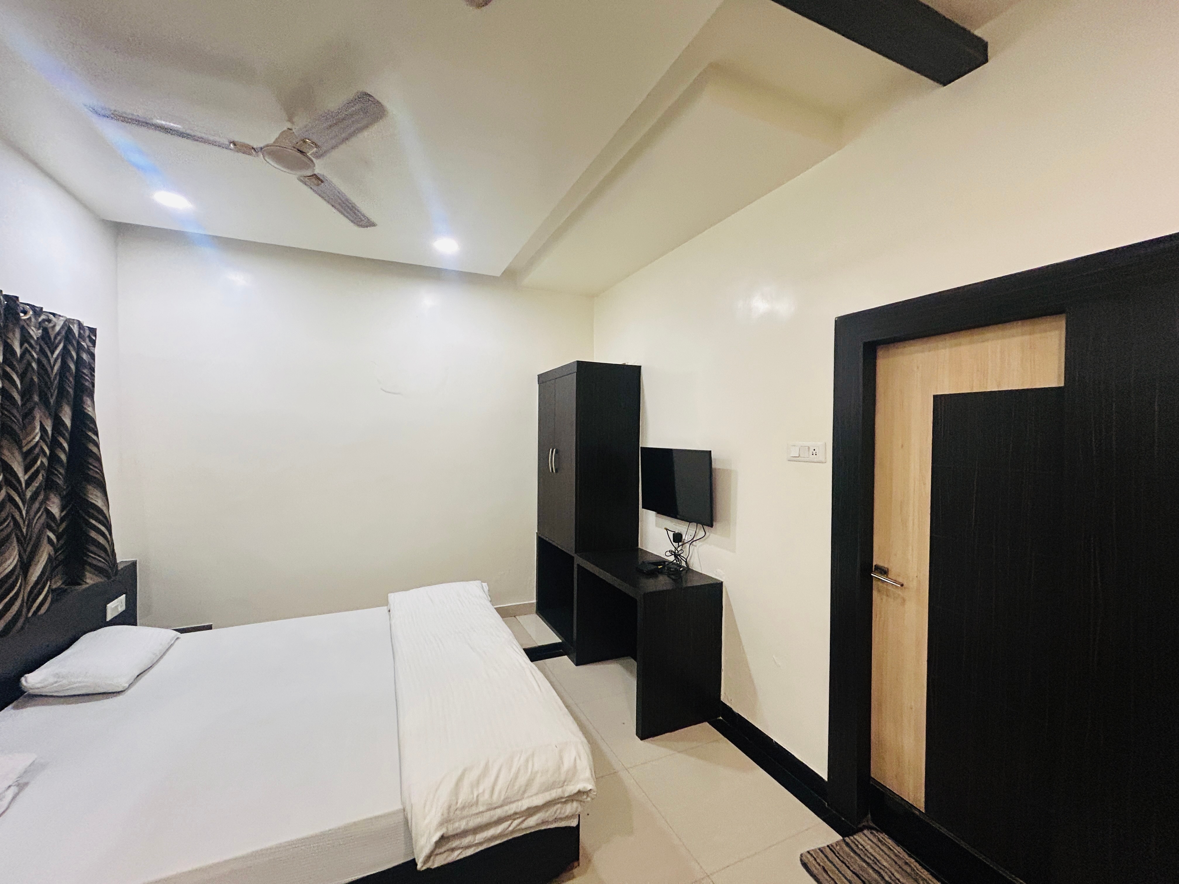 Hotel Vrindavan Vihar - Tap to explore photos