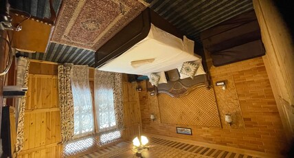 Houseboat Hapyy england Room Type - A class room