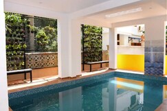 Le premier inn - with a swimming pool, beside the bay