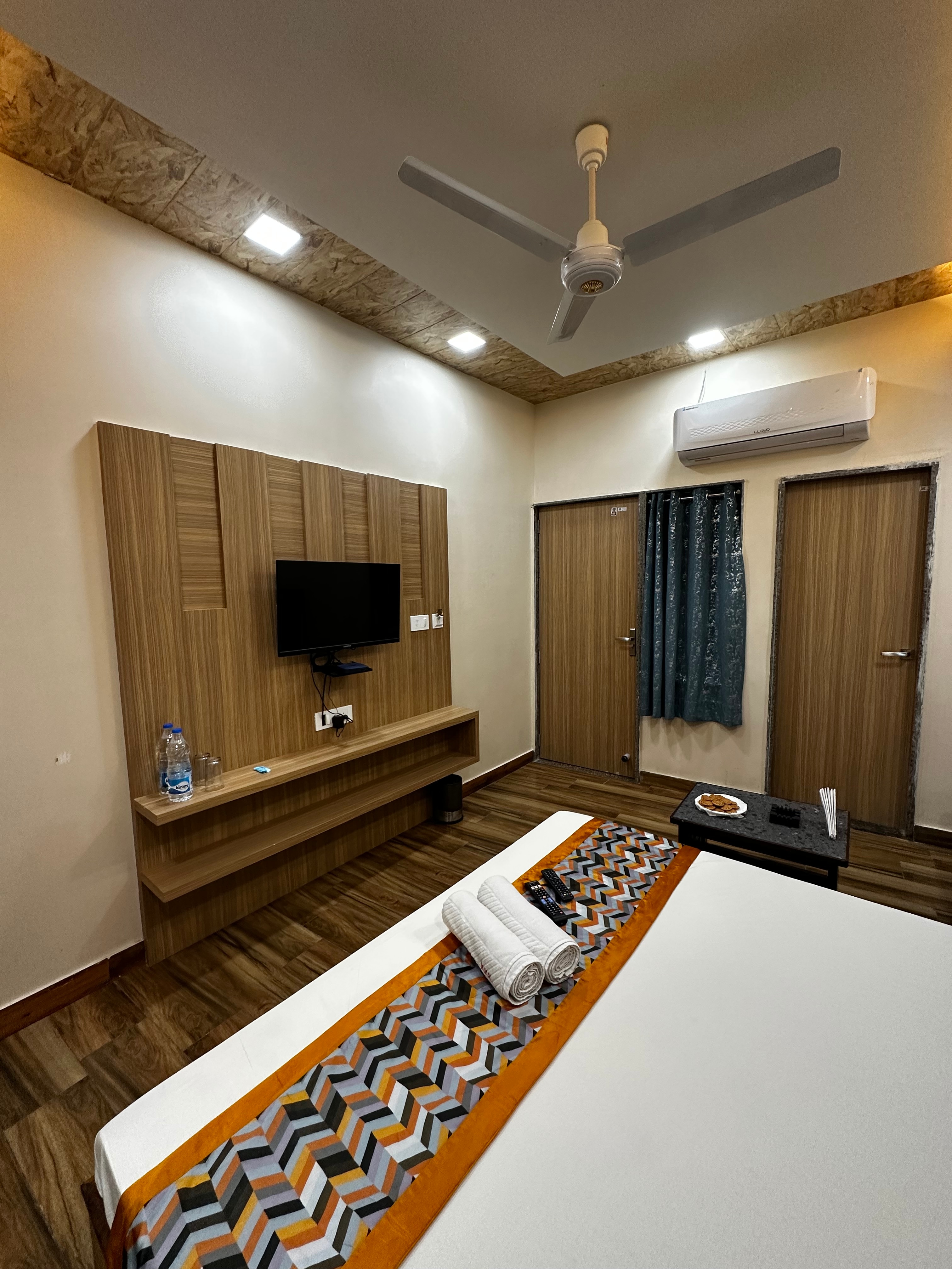 Hotel Royal Suites Plus (100 Meters From Dargah) - Tap to explore photos