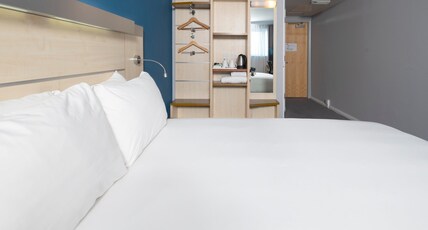 Holiday Inn Express SWINDON CITY CENTRE Room Type - 1 King Standard Accessible with Free Hot Breakfast