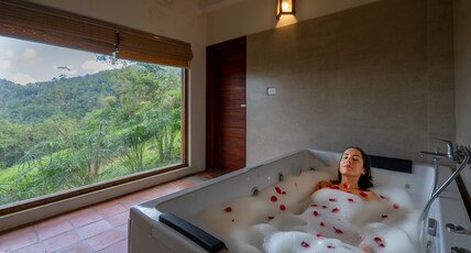 VAASTA Vagamon Room Type - The Jacuzzi AC Suite With Balcony