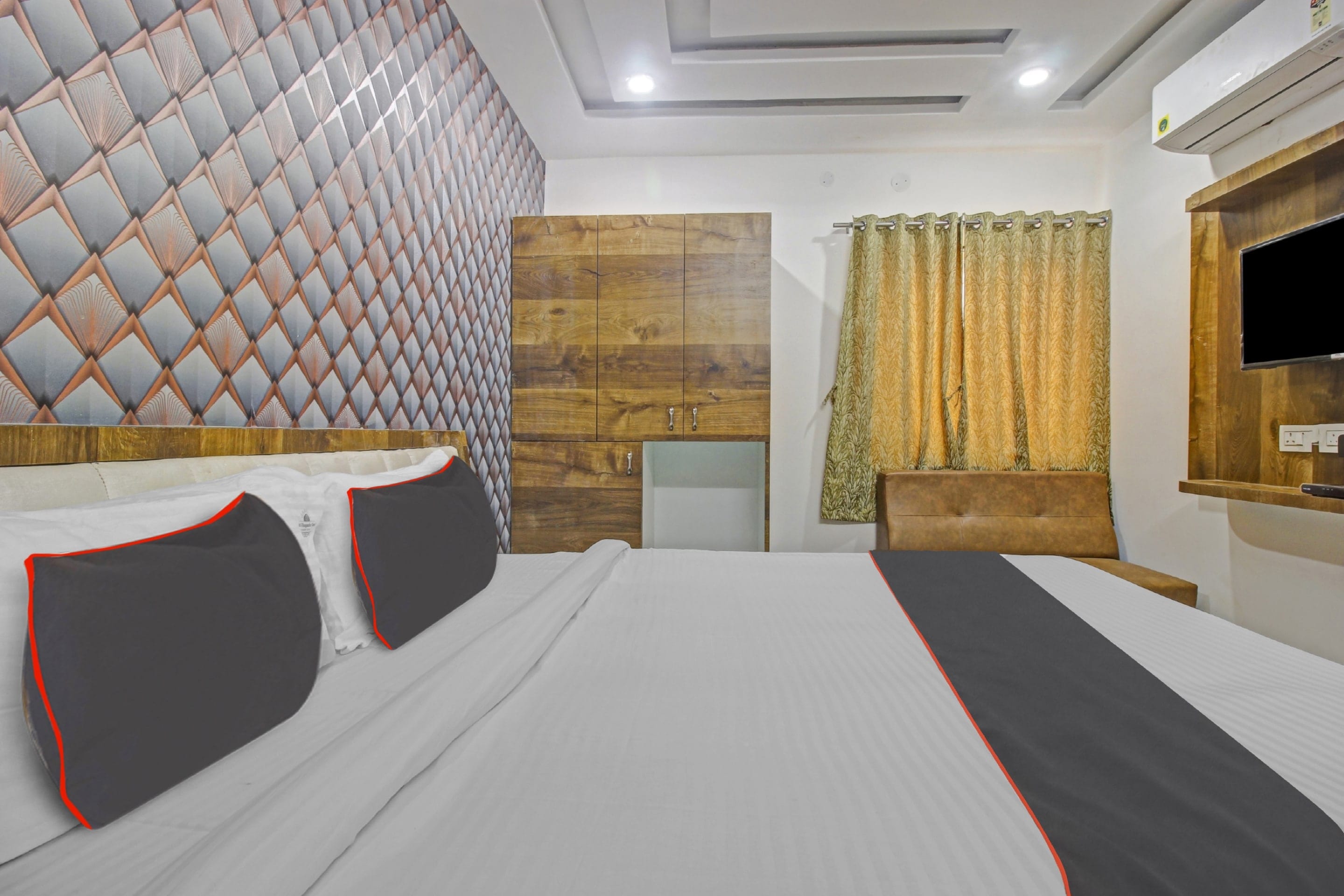 Super Collection O Vinayaka Luxury Stays - Tap to explore photos