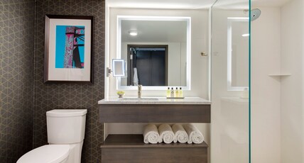 InterContinental Saint Paul Riverfront, an IHG hotel Room Type - 1 King Classic Walk-in Shower