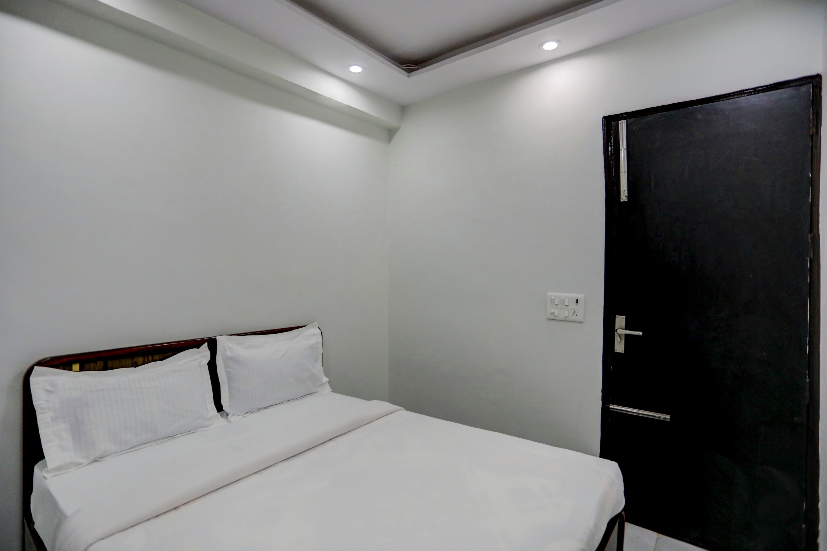 Hotel O Metro Plus Near Nangloi Metro Station - Tap to explore photos