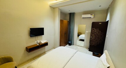 Hari Leela Fort View Palace Room Type - Deluxe Room Without Window