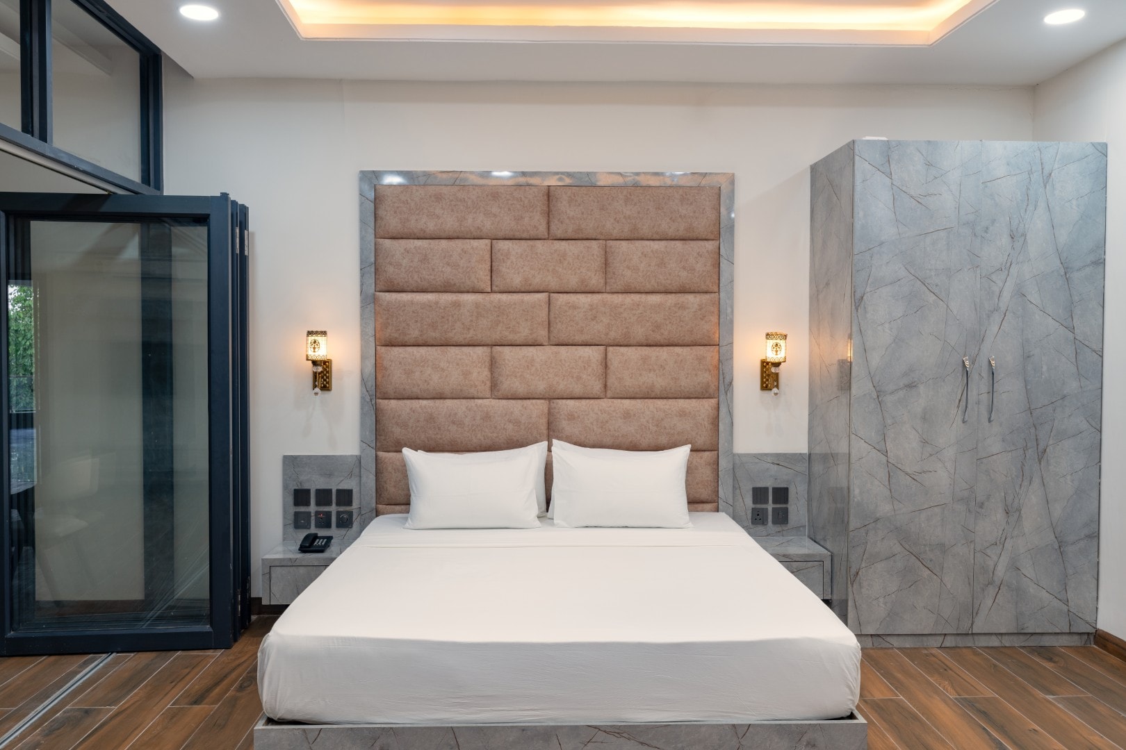 Clarks inn Bichpuri , Agra - Tap to explore photos