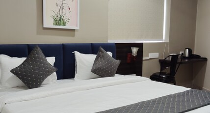Hotel Pearl Heights Room Type - Deluxe king bed room