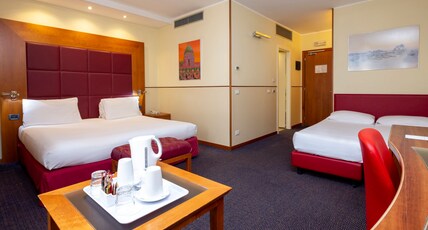 Crowne Plaza Venice East Room Type - 1 King Bed and 2 Single Beds Standard Crowne Plaza Venice East Room Type - 1 King Bed and 2 Single Beds Standard