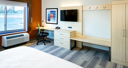 Holiday Inn Express & Suites BEND SOUTH Room Type - 1 King Standard Communications Accessible