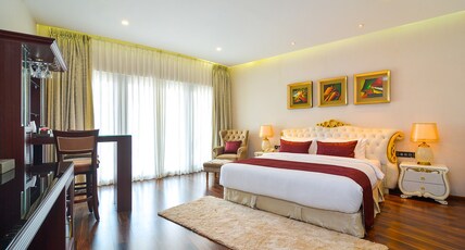 Park Regis Room Type - Executive Suites with Balcony and Bathtub