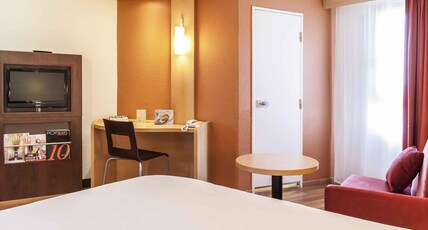 ibis Poitiers Centre Room Type - Superior Room with 1 double bed and 1 sofa bed